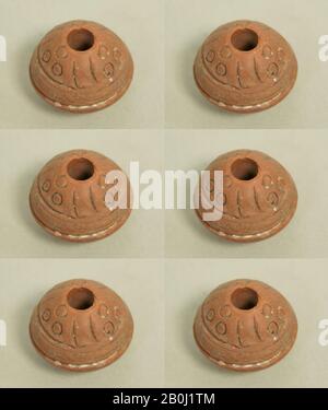 Fuso Whorl, peruviano; costa nord (?), A.D. 1-500, Perù, peruviano; costa nord (?), ceramica, Diam. 3/4 poll. (1,9 cm), Attrezzi in ceramica Foto Stock