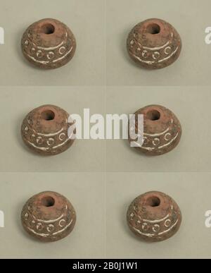 Fuso Whorl, peruviano; costa nord (?), A.D. 1-500, Perù, peruviano; costa nord (?), ceramica, Diam. 5/8 poll. (1,7 cm), Attrezzi in ceramica Foto Stock