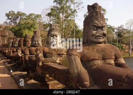 Porta Sud di Angkor Thom / Angkor Wat in Cambogia con demoni di pietra che detengono un serpente Foto Stock