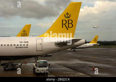 Gli aerei della Royal Brunei Airlines parcheggiati all'Aeroporto Internazionale del Brunei, Bandar seri Begawan, Brunei Foto Stock