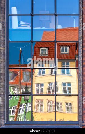 Riflessi in finestre di edifici colorati a Nyhavn, Copenaghen Foto Stock