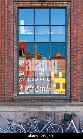 Riflessi in finestre di edifici colorati a Nyhavn, Copenaghen Foto Stock