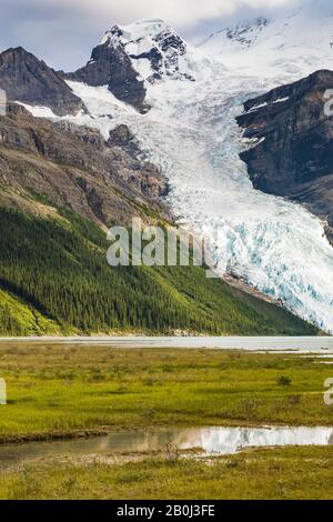 Ghiacciaio Berg Sul Monte Robson Nel Mount Robson Provincial Park, British Columbia, Canada Foto Stock