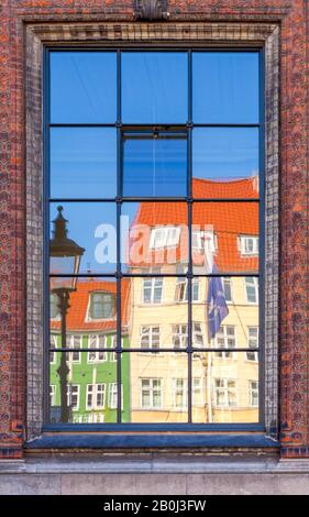 Riflessi in finestre di edifici colorati a Nyhavn, Copenaghen Foto Stock