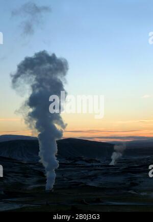 Tramonto sulla zona geotermica nel tardo autunno dell'Islanda settentrionale Foto Stock