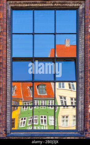 Riflessi in finestre di edifici colorati a Nyhavn, Copenaghen Foto Stock