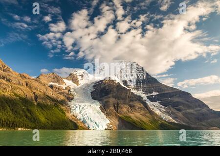 Monte Robson in una luce drammatica che torreggia sul Lago Berg nel Parco Provinciale di Mount Robson, British Columbia, Canada Foto Stock