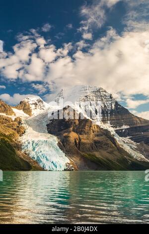 Monte Robson in una luce drammatica che torreggia sul Lago Berg nel Parco Provinciale di Mount Robson, British Columbia, Canada Foto Stock