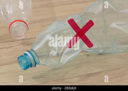 Bottiglia di plastica schiacciata. Il concetto di limitare deliberatamente la produzione e l'uso di imballaggi di plastica Foto Stock