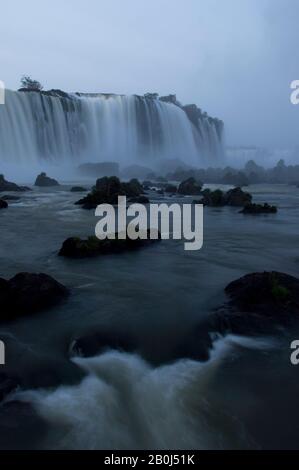 BRASILE, IGUASSU NATIONAL PARK, IGUASSU CADE A DIAVOLI GOLA ALL'ALBA Foto Stock