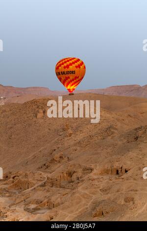Mongolfiere all'alba a Luxor, Egitto Foto Stock