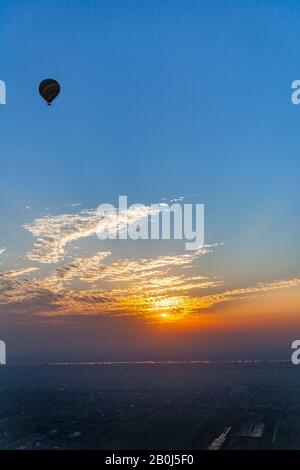 Pallone aerostatico sul fiume Nilo all'alba, Luxor, Egitto Foto Stock