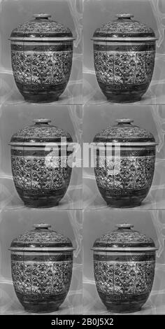 Coperta Bowl, Cina, Qing dinastia (1644–1911), Data fine 18th–19th secolo, Cina, porcellana dipinta in smalto policromo, H. 7 in. (17,8 cm); diam. 5 poll. (12,7 cm), ceramica Foto Stock