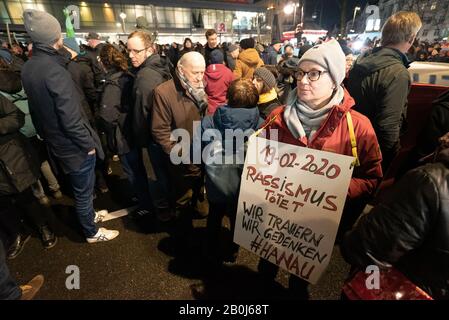 Berlino, Germania. 20th Feb 2020. Una donna sta con una placida che legge 'Rassismo tötet' ('il razzismo uccide') a una vigilia di protesta e marzo per le vittime dell'attacco di tiro ad un bar shisha a Hanau, Germania sudoccidentale, in cui 9 persone sono state uccise. Circa 3.000 persone hanno partecipato all'evento a Hermannplatz, nel quartiere multiculturale di Neukölln, che si è svolto sotto lo slogan "Contro il terrore e il razzismo di destra". Credito: Tom Wills/Alamy Live News Foto Stock