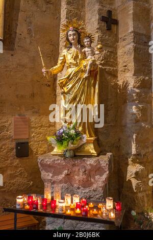 Statua della Madonna con il Bambino nella chiesa di Notre-Dame-de-la-Mer a Saintes-Maries-de-la-Mer, Camargue Foto Stock