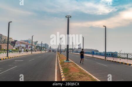 Visakhapatnam, India.12 Novembre 2018. Le persone che svolgono varie attività salutari mattutine sulla Beach Road a vizag si affacciano sul NS Kursura (S20) e. Foto Stock