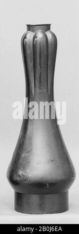 Flower Vase, Giappone, 19th secolo, Giappone, Bronzo, H. (22,2 cm), Metallo Foto Stock