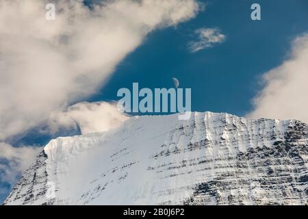 Monte Robson vetta con luna parziale nel Mount Robson Provincial Park, British Columbia, Canada Foto Stock