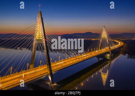 Budapest, Ungheria - veduta aerea del Ponte Megyeri illuminato al tramonto con cielo blu chiaro Foto Stock