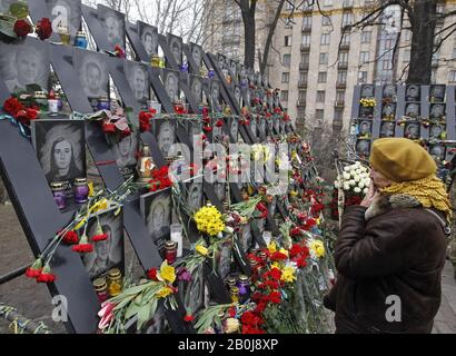 Kiev, Ucraina. 20th Feb, 2020. Una donna reagisce accanto al memoriale in memoria Del Celeste Cento, attivisti uccisi durante le proteste anti-governative del 2014. Gli ucraini segnano il 6th anniversario della rivoluzione Maidan o Rivoluzione Della Dignità. Credito: Serg Glovny/Zuma Wire/Alamy Live News Foto Stock