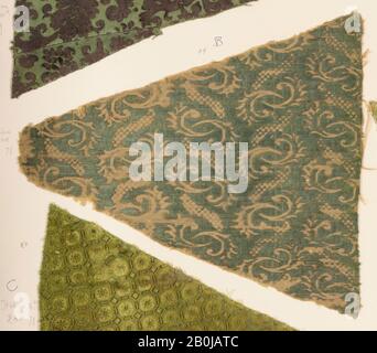 Frammento, italiano, fine 16th secolo, italiano, seta, Totale: 13 3/8 x 12 1/8 in. (34 x 30,8 cm), Textiles-Velvets Foto Stock