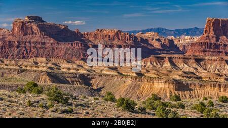 Scogliere di San Rafael Reef, vista dalla Interstate 70 Freeway vicino a Spotted Wolf Canyon, area di San Rafael Swell, Colorado Plateau, Utah, Stati Uniti Foto Stock