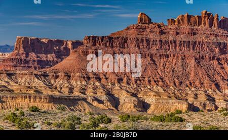 Scogliere di San Rafael Reef, vista dalla Interstate 70 Freeway vicino a Spotted Wolf Canyon, area di San Rafael Swell, Colorado Plateau, Utah, Stati Uniti Foto Stock