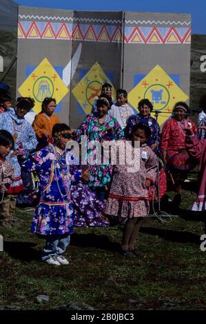RUSSIA, REGIONE DEL MAGADAN, CHUKOTSKIY, NOVOYE CHAPLINO, FESTIVAL DEL CACCIATORE, DANZE TRADIZIONALI Foto Stock