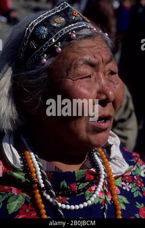 RUSSIA, REGIONE DEL MAGADAN, CHUKOTSKIY, CHAPLINO, FESTIVAL DEL CACCIATORE, RITRATTO DI VECCHIA DONNA INUIT Foto Stock