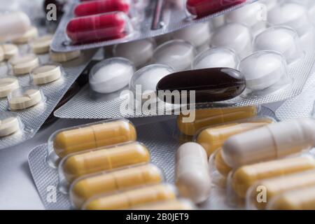 Un mazzo di blister di compresse, pillole coronavirus. Medicinali. Simulazione, primo piano Foto Stock