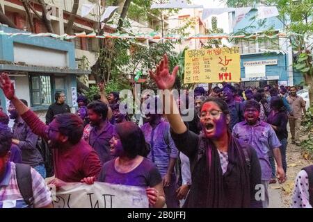 L'Unione Degli Studenti di WTI celebra la loro vittoria dopo il Jadavpur elezione.Il conteggio dei voti per l'elezione dell'Unione degli studenti è stato completato nella Jadavpur University, Bengala Occidentale. Nel reparto tecnico, tutti i posti sono stati insaccati da DSF (Democratic Students Front). Nel reparto di scienza WTI (noi l'indipendente) vince e SFI (Federazione Degli Studenti dell'India) vince nel reparto di arti. Foto Stock