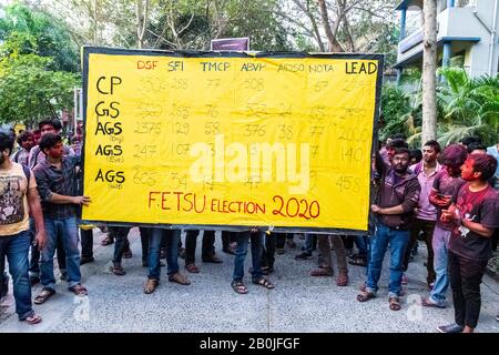 Gli studenti tengono un placard con risultato elettorale dopo il Jadavpur elezione.Il conteggio dei voti per l'elezione dei sindacati degli studenti è stato completato nella Jadavpur University, Bengala Occidentale. Nel reparto tecnico, tutti i posti sono stati insaccati da DSF (Democratic Students Front). Nel reparto di scienza WTI (noi l'indipendente) vince e SFI (Federazione Degli Studenti dell'India) vince nel reparto di arti. Foto Stock