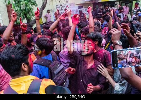 L'Unione Degli Allievi di DSF celebra la loro vittoria dopo l'elezione di Jadavpur.Il conteggio di voto per l'elezione dell'Unione degli studenti è stato completato nell'università di Jadavpur, Bengala occidentale. Nel reparto tecnico, tutti i posti sono stati insaccati da DSF (Democratic Students Front). Nel reparto di scienza WTI (noi l'indipendente) vince e SFI (Federazione Degli Studenti dell'India) vince nel reparto di arti. Foto Stock