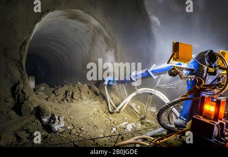 Impianto in uso per il rivestimento del tunnel di spruzzatura in calcestruzzo per il BSCU (Bank Station Capacity Upgrade) opera sotto King William Street e Cannon Street London Foto Stock