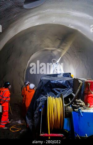 Impianto in uso per il rivestimento del tunnel di spruzzatura in calcestruzzo per il BSCU (Bank Station Capacity Upgrade) opera sotto King William Street e Cannon Street London Foto Stock