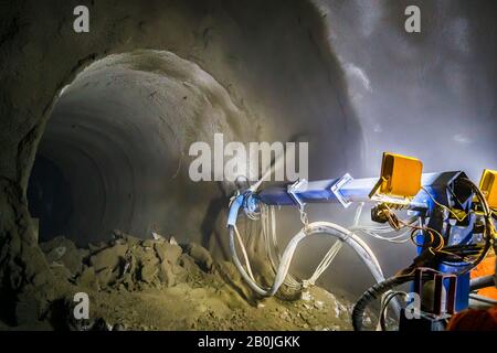 Impianto in uso per il rivestimento del tunnel di spruzzatura in calcestruzzo per il BSCU (Bank Station Capacity Upgrade) opera sotto King William Street e Cannon Street London Foto Stock