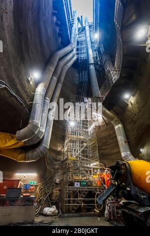 Albero alla superficie con tubi utilizzati per il tunneling per il BSCU (Bank Station Capacity Upgrade) funziona sotto King William Street e Cannon Street Lon Foto Stock