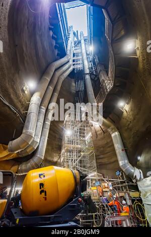 Albero alla superficie con tubi utilizzati per il tunneling per il BSCU (Bank Station Capacity Upgrade) funziona sotto King William Street e Cannon Street Lon Foto Stock