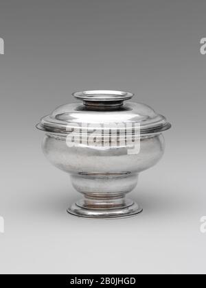 Daniel Christian Fueter, Sugar Bowl, Americano, Daniel Christian Fueter (1720–1785), Ca. 1760, Fabbricato a New York, New York, Stati Uniti, America, Argento, 312,9g (9,8 cm, 10 oz, 1 dwt.), diametro Del Labbro: 4 1/8 in. (10,5 cm), diam. Del piede: 2 5/8 in. (6,7 cm), Altro (corpo): 3", 182,1 g (7,6 cm), Altro (Coperchio): 1 1/16 × 4 9/16 in., 130,8 g (2,7 × 11,6 cm), argento Foto Stock