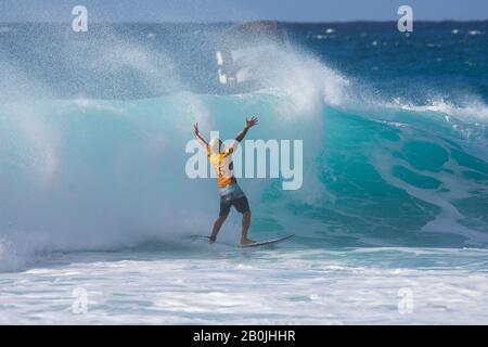 Il surfista brasiliano professionista Italo Ferreira celebra un punteggio perfetto durante l'evento di pipeline della World Surf League, Oahu, Hawaii, USA Foto Stock