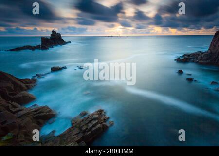 La formazione rocciosa conosciuta come il Cavaliere armato al largo di Lands End Cornwall Inghilterra UK Europa Foto Stock