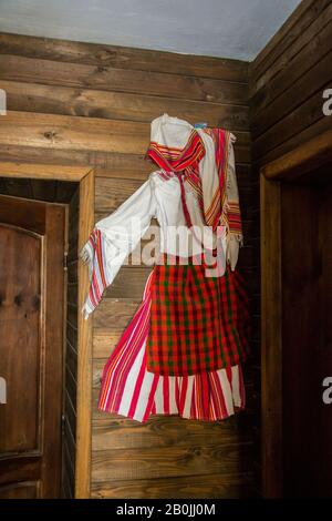 Smilen, Bulgaria - interno interno di vecchia casa bulgara, etnografia, costumi tradizionali dalla Bulgaria, impiccato su un muro Foto Stock