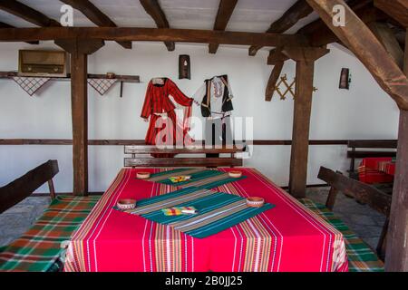 Smilen, Bulgaria - interno interno di vecchia casa bulgara, etnografia, costumi tradizionali dalla Bulgaria, impiccato su un muro Foto Stock