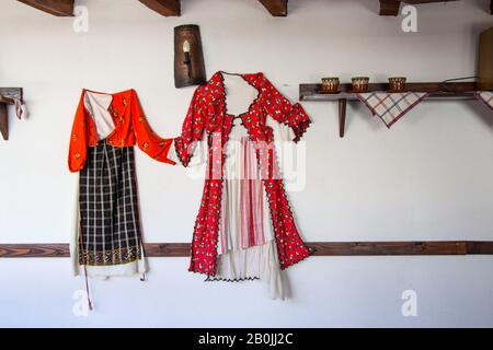 Smilen, Bulgaria - interno interno di vecchia casa bulgara, etnografia, costumi tradizionali dalla Bulgaria, impiccato su un muro Foto Stock