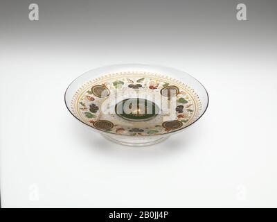 Tazza, Italiano, Venezia (Murano), metà 16th secolo, Italiano, Venezia (Murano), vetro, 2 5/16 × 9 11/16 in. (5,9 × 24,6 cm), vetro Foto Stock