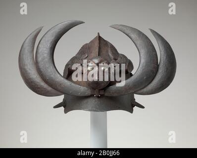 Casco esotico con maschera Tengu e Crows, giapponese, 19th secolo, giapponese, ferro da stiro, casco (a): H. 8 1/4 in. (21 cm); W. 9 1/2 in. (24,1 cm); D. 11 1/4 in. (28,6 cm); Peso 3 libbre 13,6 once (1746 g); cresta anteriore (b): H. 3 1/4 in. (8,3 cm); W. 2 11/16 in. (6,8 cm); D. 2 3/8 in. (6 cm); Peso 8,3 once (235 g); cresta destra (c): H. 7 3/4 in. (19,7 cm); W. 8 1/4 poll. (21 cm); D. 1 1/16 in. (2,7 cm); Peso 5,3 once (150 g); cresta sinistra (d): H. 7 3/4 in. (19,7 cm); W. 8 1/2 in. (21,6 cm); D. 7/8 in. (2,2 cm); Peso 5,7 once (162 g), Caschi Foto Stock