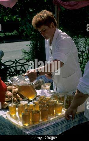 RUSSIA, VICINO A YAROSLAVL, STAZIONE DI DANILOV, DONNA CHE VENDE LIMONATA Foto Stock