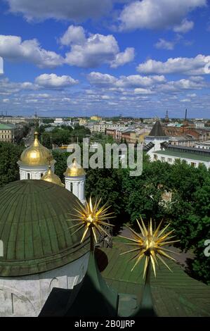 RUSSIA, YAROSLAVL, MONASTERO DELLA TRASFIGURAZIONE DEL SALVATORE, VISTA DELLA CITTÀ Foto Stock