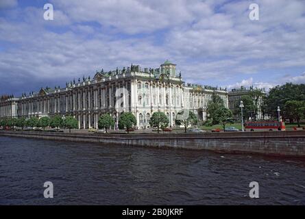 RUSSIA, ST. PIETROBURGO, MUSEO HERMITAGE, PALAZZO D'INVERNO, FIUME NEVA Foto Stock