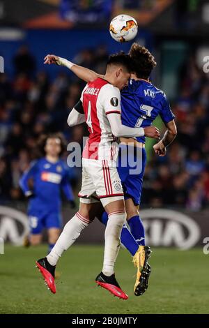 Colosseo Alfonso Perez, Madrid, Spagna. 20th Feb, 2020. UEFA Europa League Football, Club Getafe Club de Futbol contro Ajax; Edson Alvarez (Ajax) vince la testata di Jaime Mata (Getafe CF) mentre si scontrano con il credito: Action Plus Sports/Alamy Live News Foto Stock